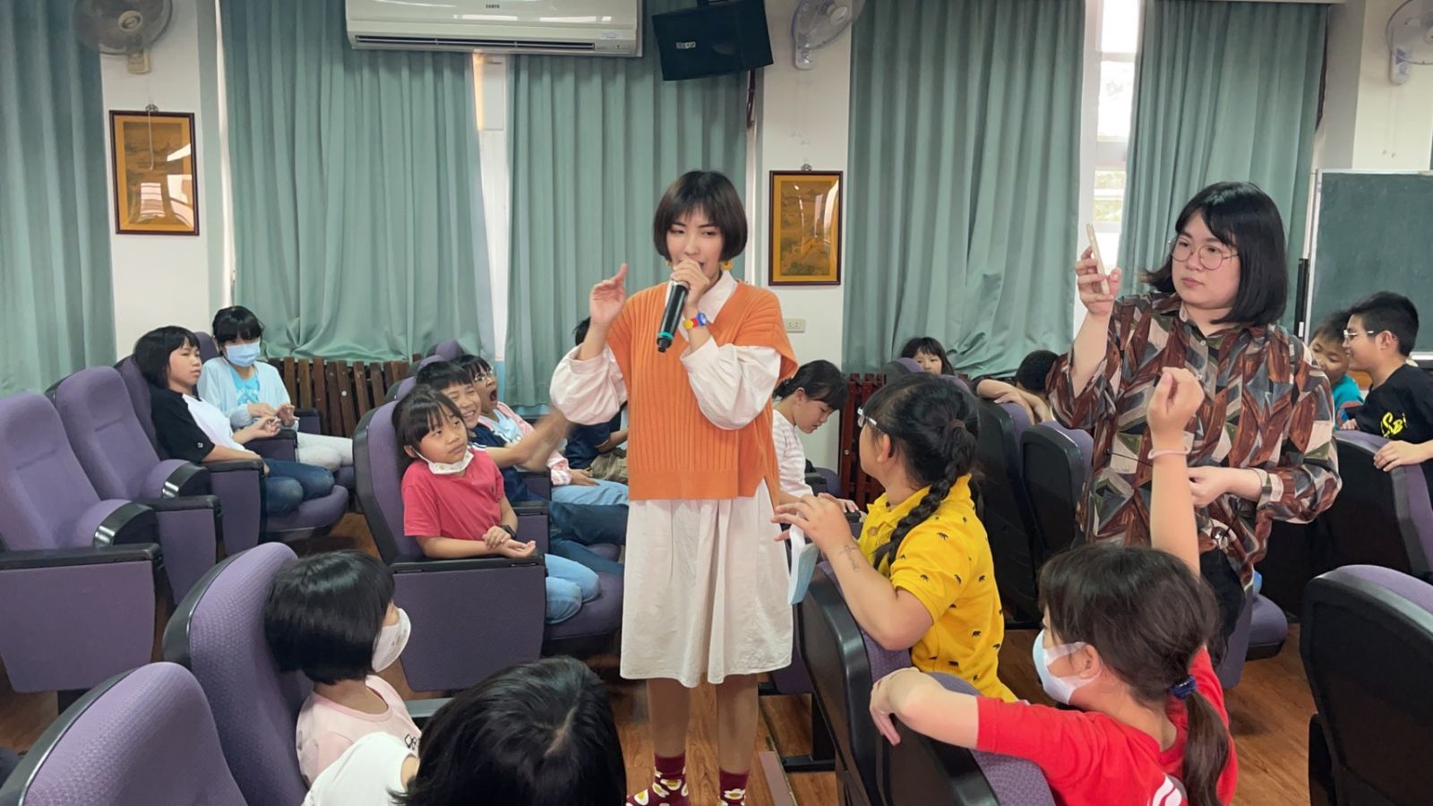 影／脫口新秀「移動岑寶」卦山小學　為偏鄉學子散播歡樂 - https://www.watchmedia01.com