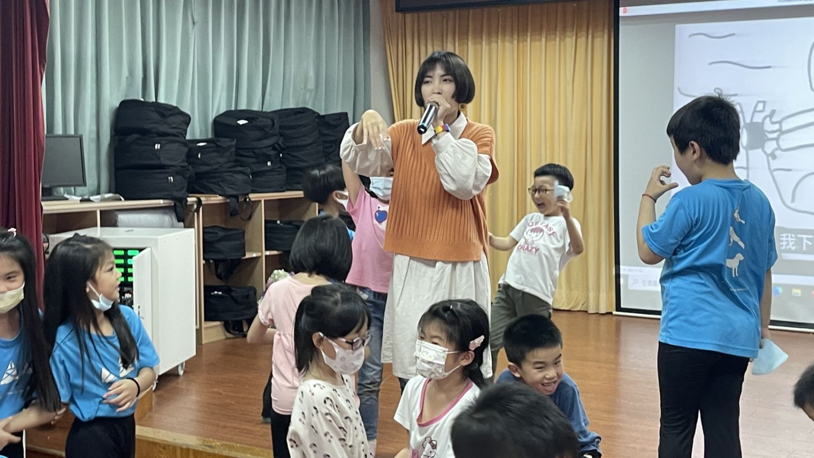 影／脫口新秀「移動岑寶」卦山小學　為偏鄉學子散播歡樂 - https://www.watchmedia01.com