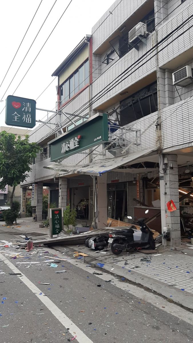 影／轟然巨響　田尾連鎖飲料店氣爆連鐵門也都炸飛 - https://www.watchmedia01.com