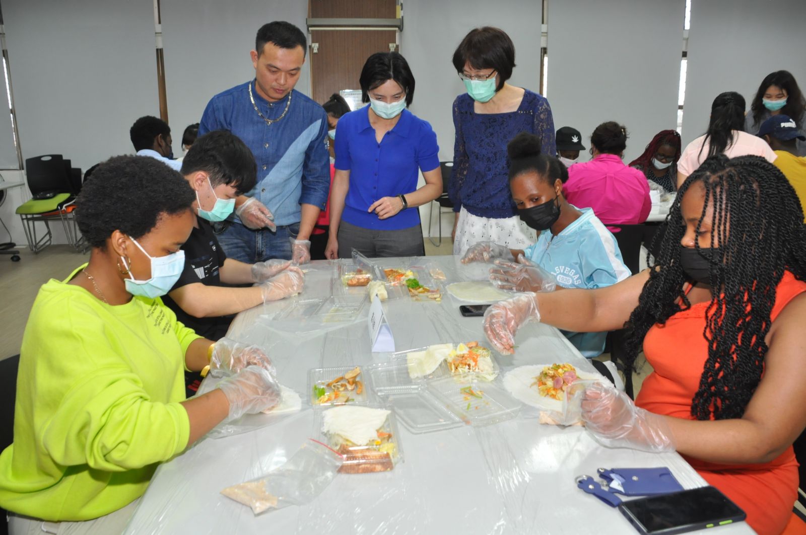 影／跨國文化交流　清明節（寒食節）科大包潤餅體驗活動 - https://www.watchmedia01.com