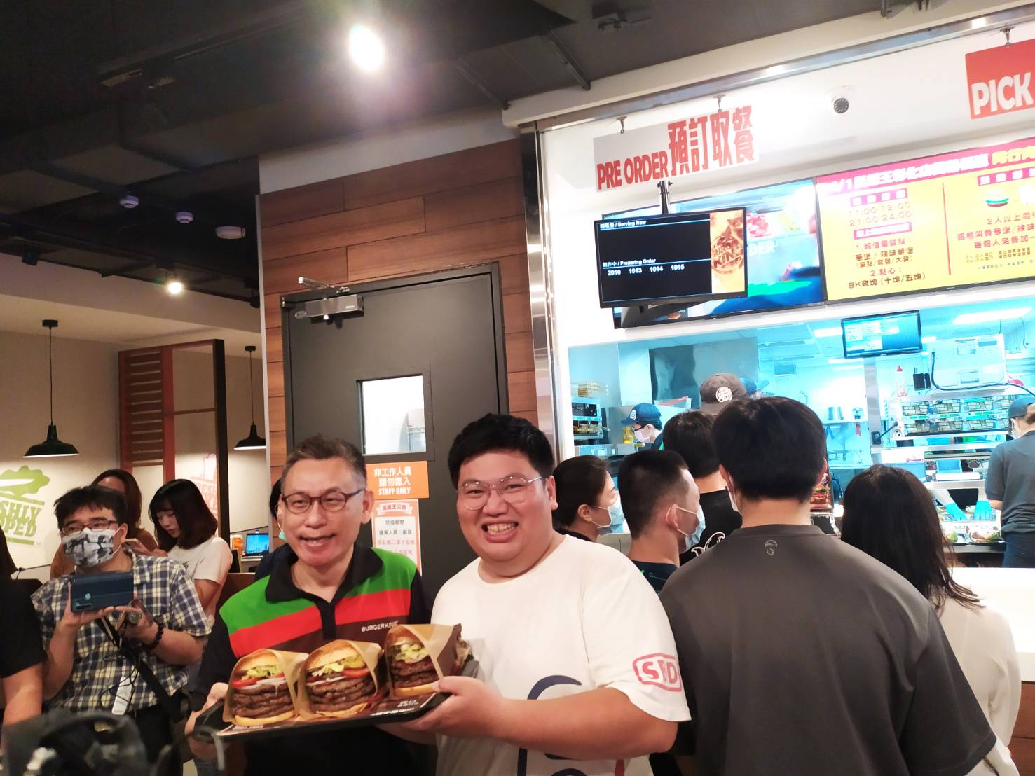 影／不是愚人節玩笑　彰化首家漢堡王慶開幕限時免費「加肉｣引爆人氣 - https://www.watchmedia01.com