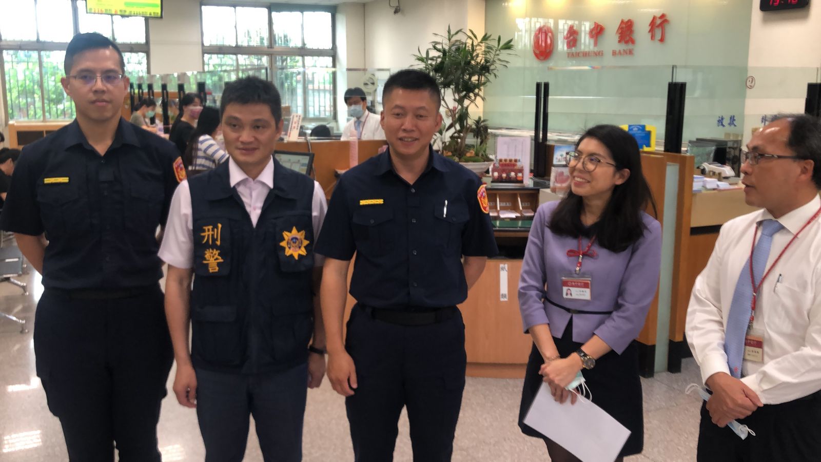 影／股票達人急匯5萬美金　警銀臨櫃匯款前攔阻詐騙 - https://www.watchmedia01.com