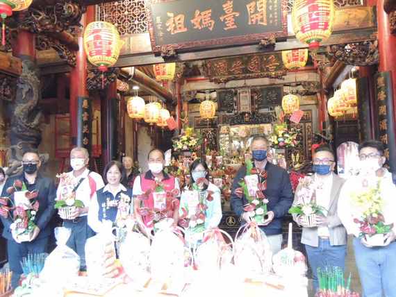 大甲媽遶境新港會香敬獻國產花斗　遶境後開放擲筊祈回 - https://www.watchmedia01.com