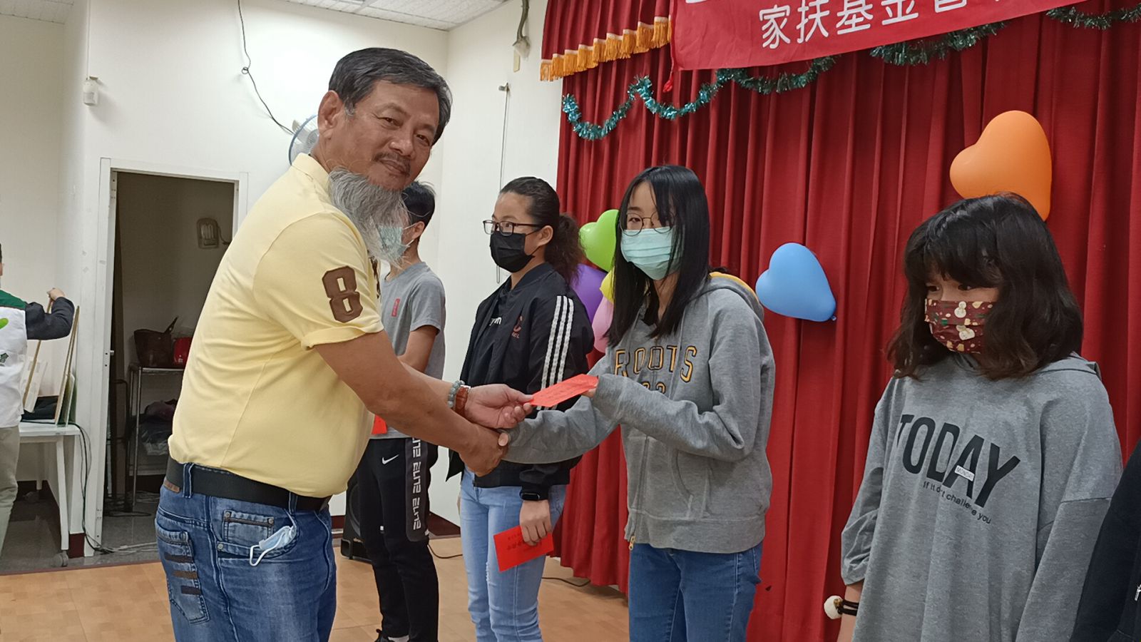 影／金龍春紀念基金助學滿15載　彰化家扶兒考上台大碩士班 - https://www.watchmedia01.com