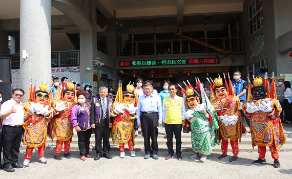 協助轉型智慧城市 柯文哲與張麗善直播行銷鳳梨3萬斤搶購一空 - https://www.watchmedia01.com