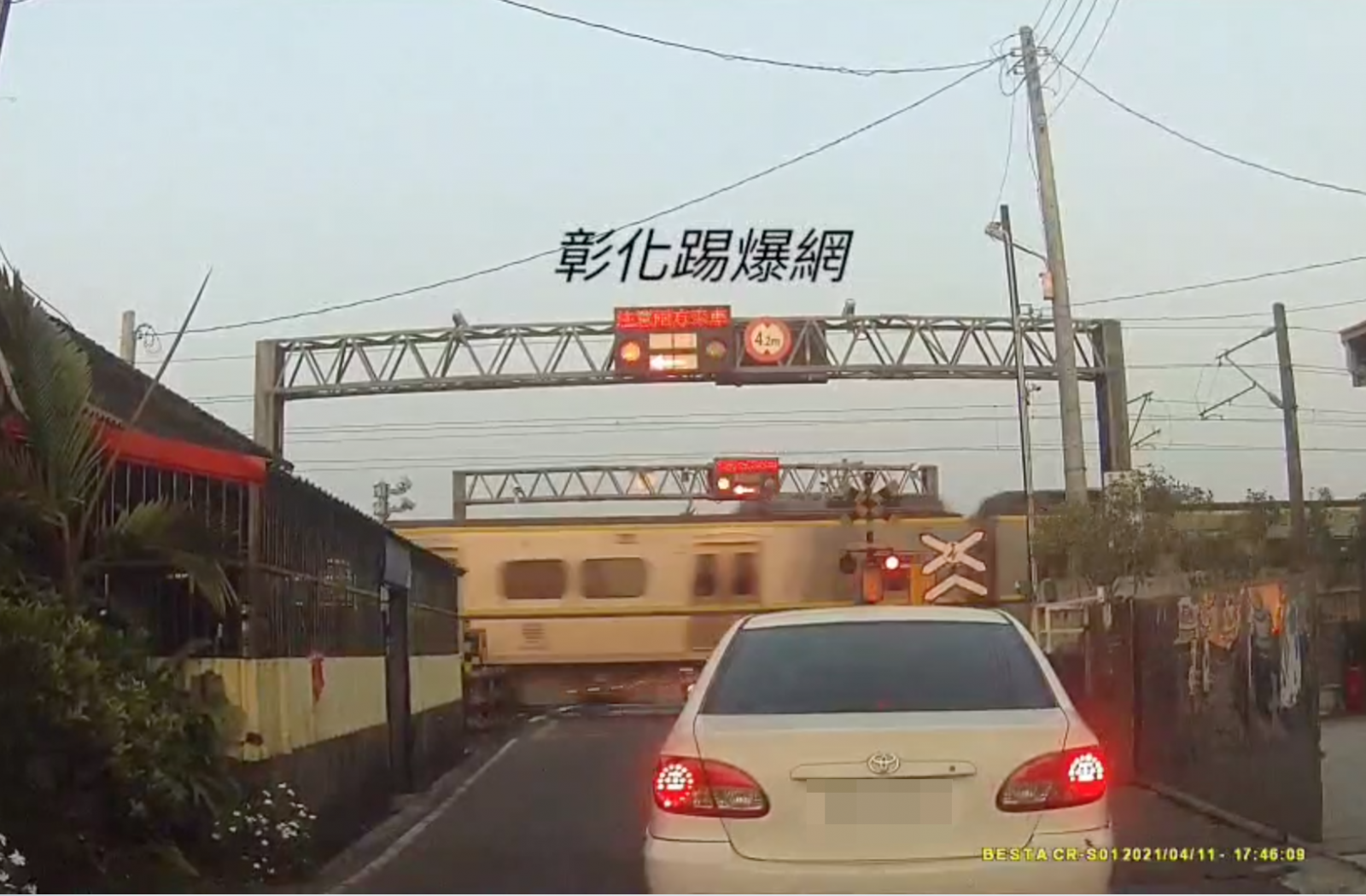 影／平交道柵欄抬起5秒又放下　休旅車卡軌險遭列車衝撞 - https://www.watchmedia01.com