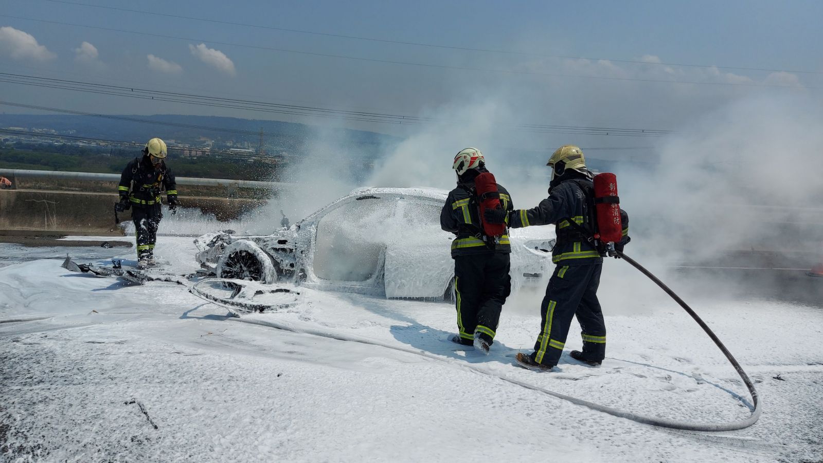 影／賓士休旅車高速直撞國道3號工程車　起火燒成廢鐵 - https://www.watchmedia01.com