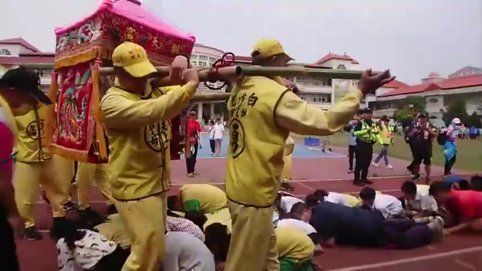 影／白沙屯粉紅超跑360度轉進田尾國小讓小學生稜轎腳 - https://www.watchmedia01.com