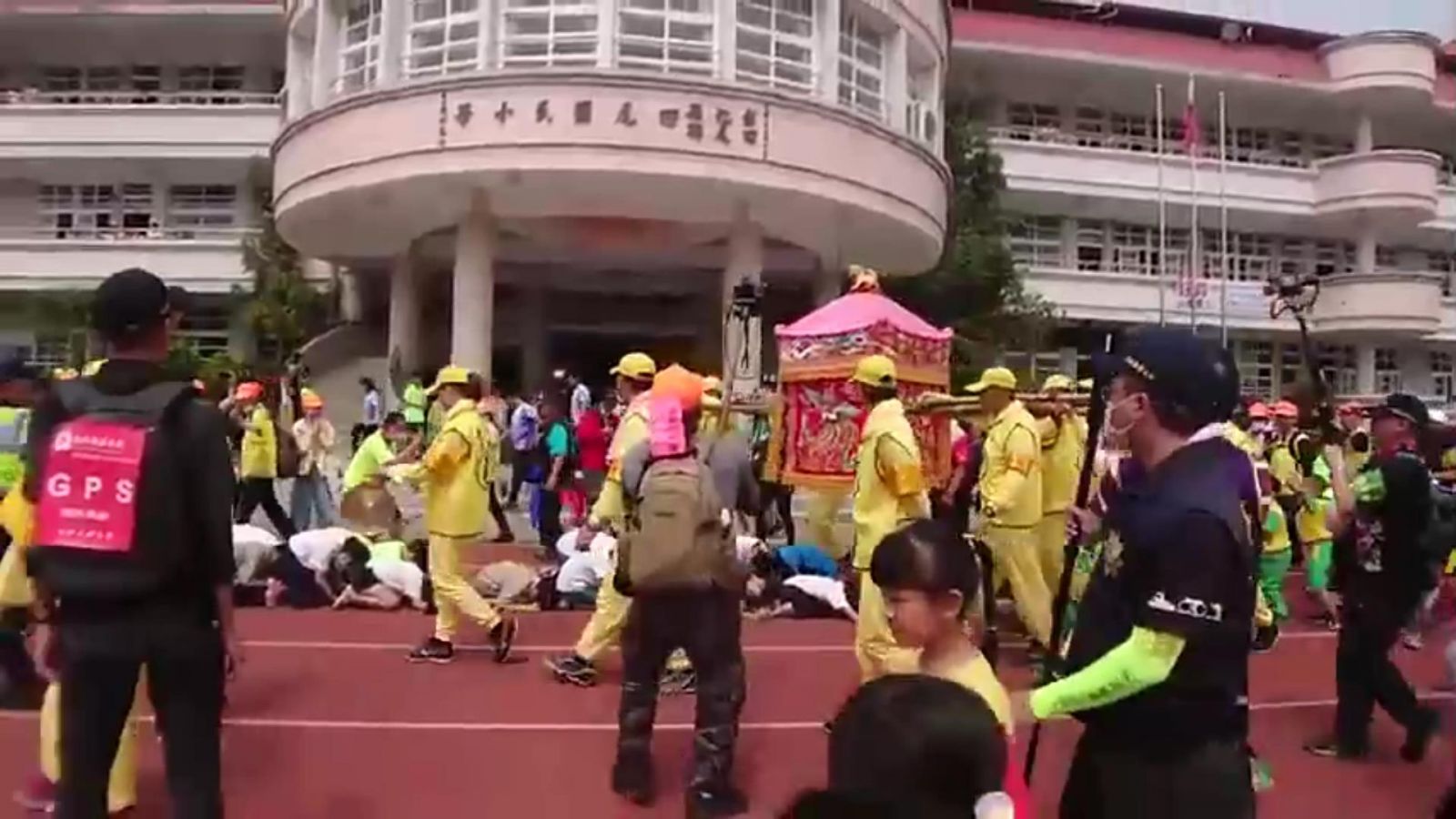 影／白沙屯粉紅超跑360度轉進田尾國小讓小學生稜轎腳 - https://www.watchmedia01.com