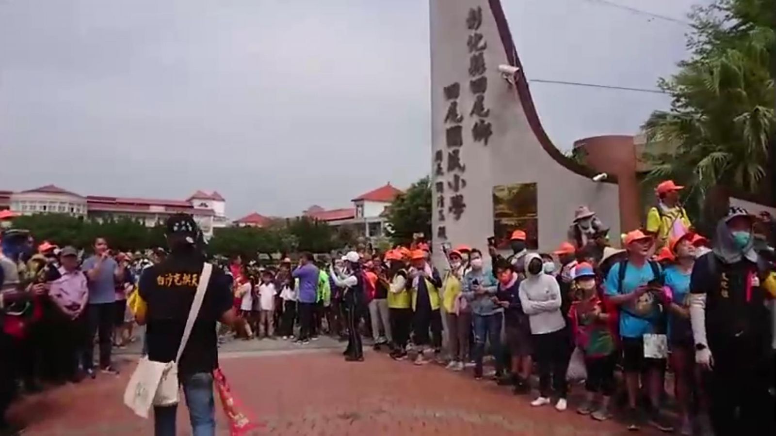 影／白沙屯粉紅超跑360度轉進田尾國小讓小學生稜轎腳 - https://www.watchmedia01.com