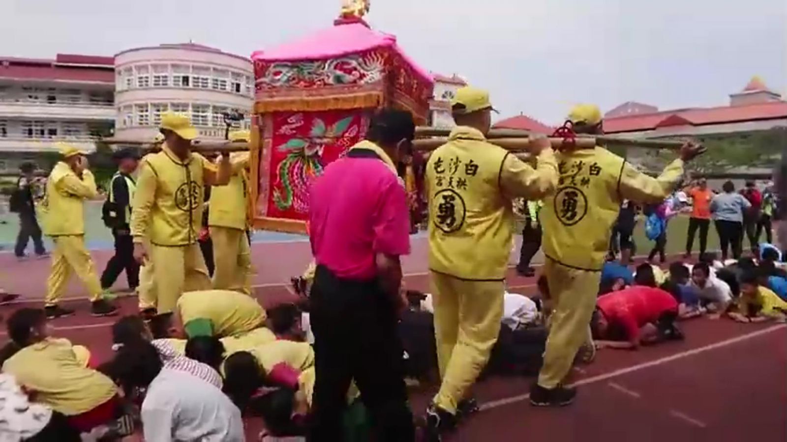影／白沙屯粉紅超跑360度轉進田尾國小讓小學生稜轎腳 - https://www.watchmedia01.com