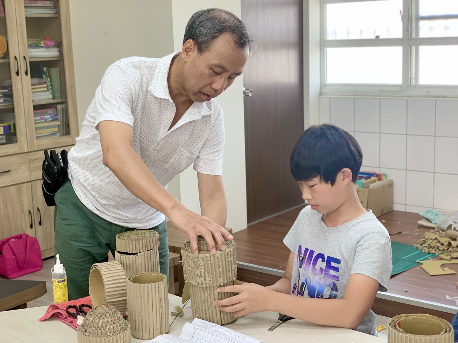 影／波形玩藝趣　包錦棠廣興學童讓廢紙巧變藝術品 - https://www.watchmedia01.com