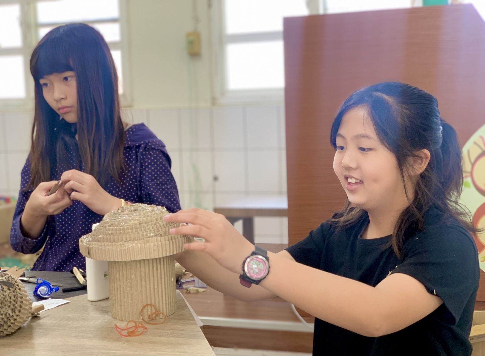 影／波形玩藝趣　包錦棠廣興學童讓廢紙巧變藝術品 - https://www.watchmedia01.com