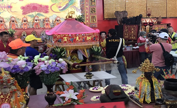 白沙屯媽祖駐駕六房媽土庫紅壇 信徒爭相走告湧進參拜祈福 - https://www.watchmedia01.com