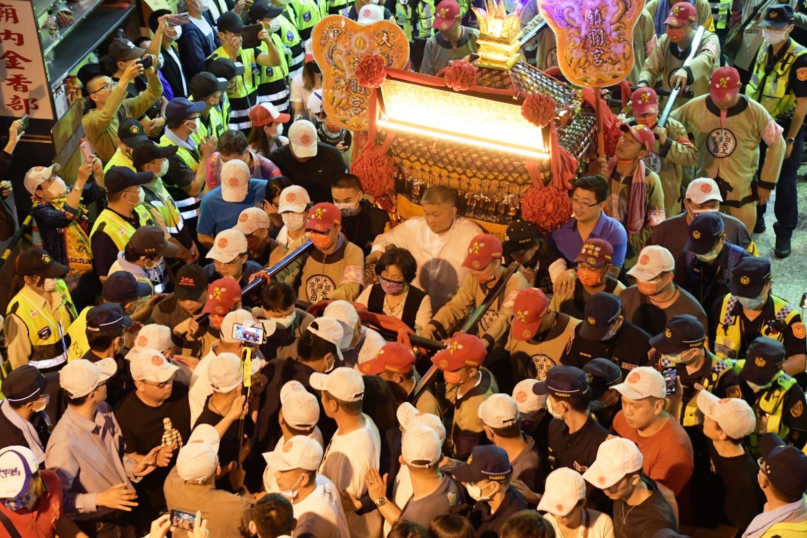 影／大甲媽祖遶境彰化也傳格鬥賽　警方噴辣椒水制止 - https://www.watchmedia01.com