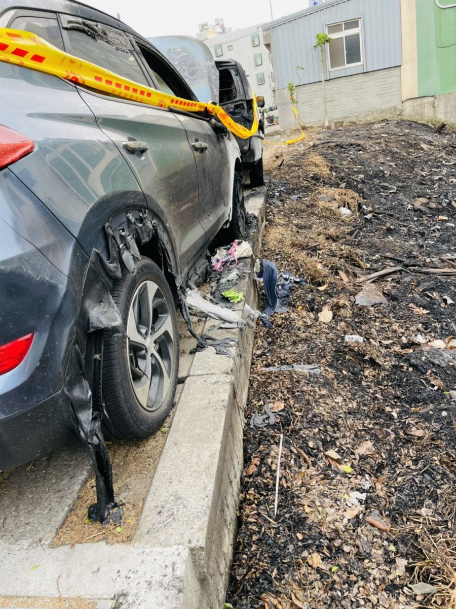 轎車和休旅車停放公園旁　不到一刻鐘燒成兩團廢鐵 - https://www.watchmedia01.com