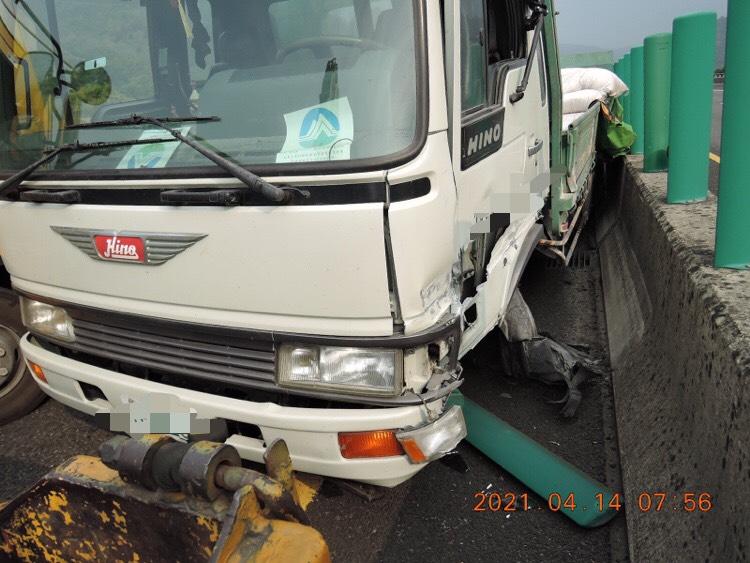 影／國道「撞」況　大貨車爆胎護欄防眩板噴射四散 - https://www.watchmedia01.com