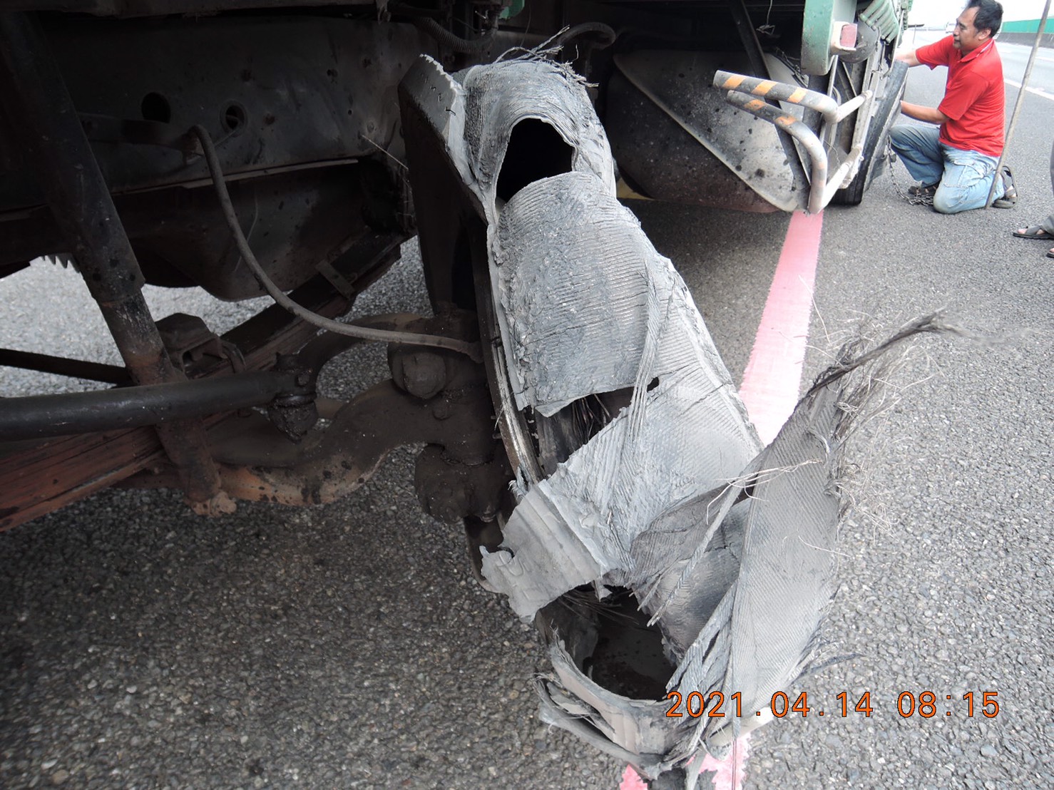 影／國道「撞」況　大貨車爆胎護欄防眩板噴射四散 - https://www.watchmedia01.com