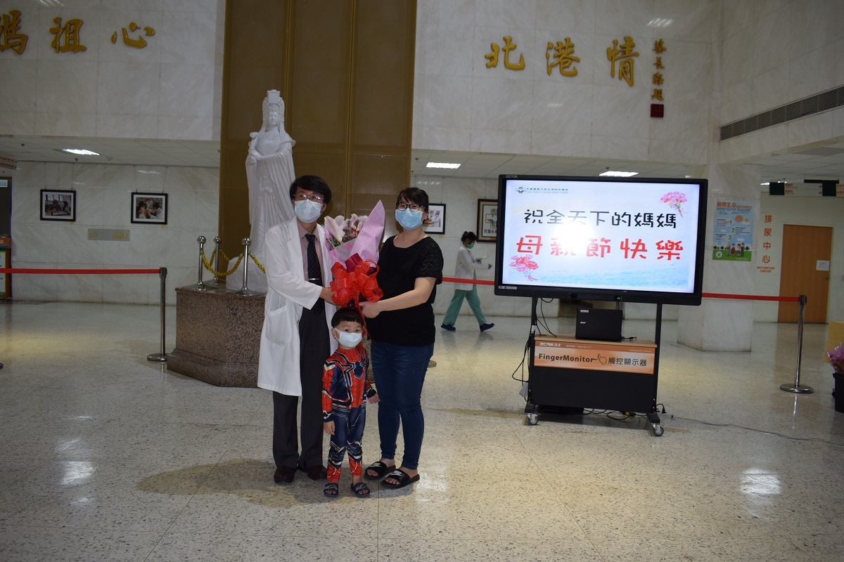 影／北港媽祖醫院迎接母親節　講座分享贈送康乃馨 - https://www.watchmedia01.com