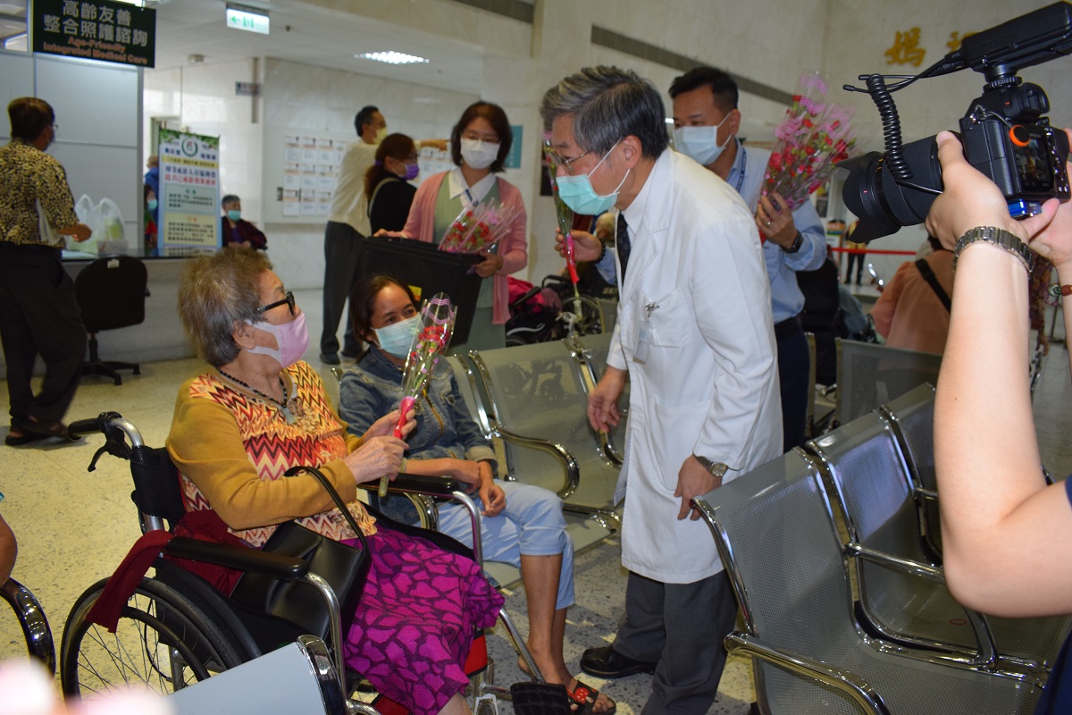 影／北港媽祖醫院迎接母親節　講座分享贈送康乃馨 - https://www.watchmedia01.com