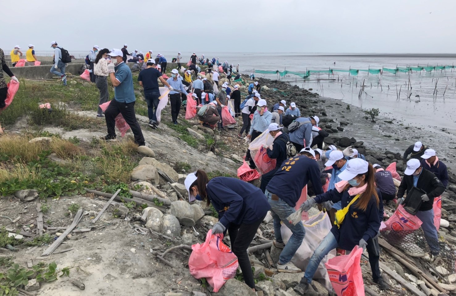 世界地球日 台塑麥寮廠與協力廠商及相關單位淨灘　 - https://www.watchmedia01.com