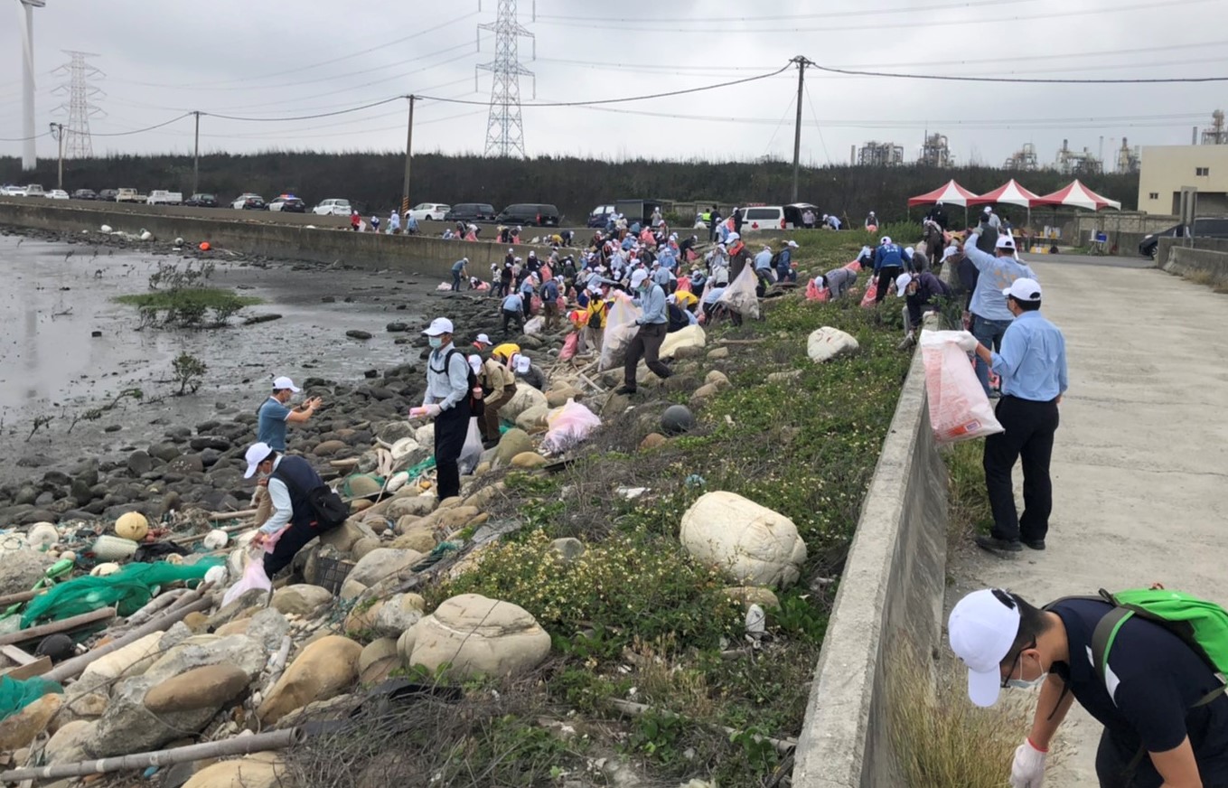 世界地球日 台塑麥寮廠與協力廠商及相關單位淨灘　 - https://www.watchmedia01.com