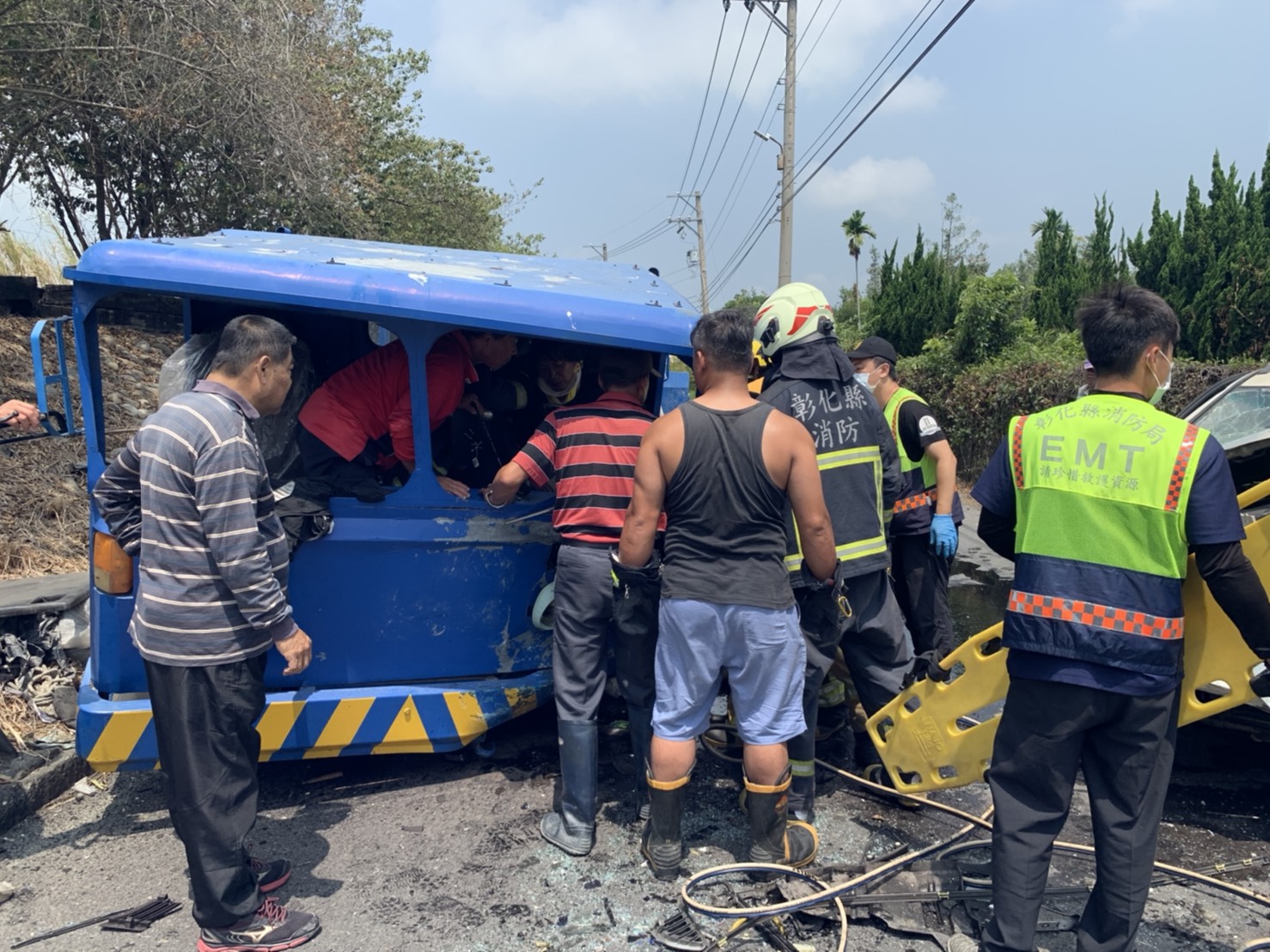 影／休旅車撞鐵牛車　駕駛雙雙卡車內動彈不得 - https://www.watchmedia01.com