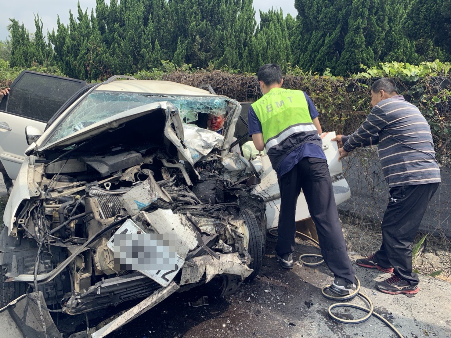 影／休旅車撞鐵牛車　駕駛雙雙卡車內動彈不得 - https://www.watchmedia01.com