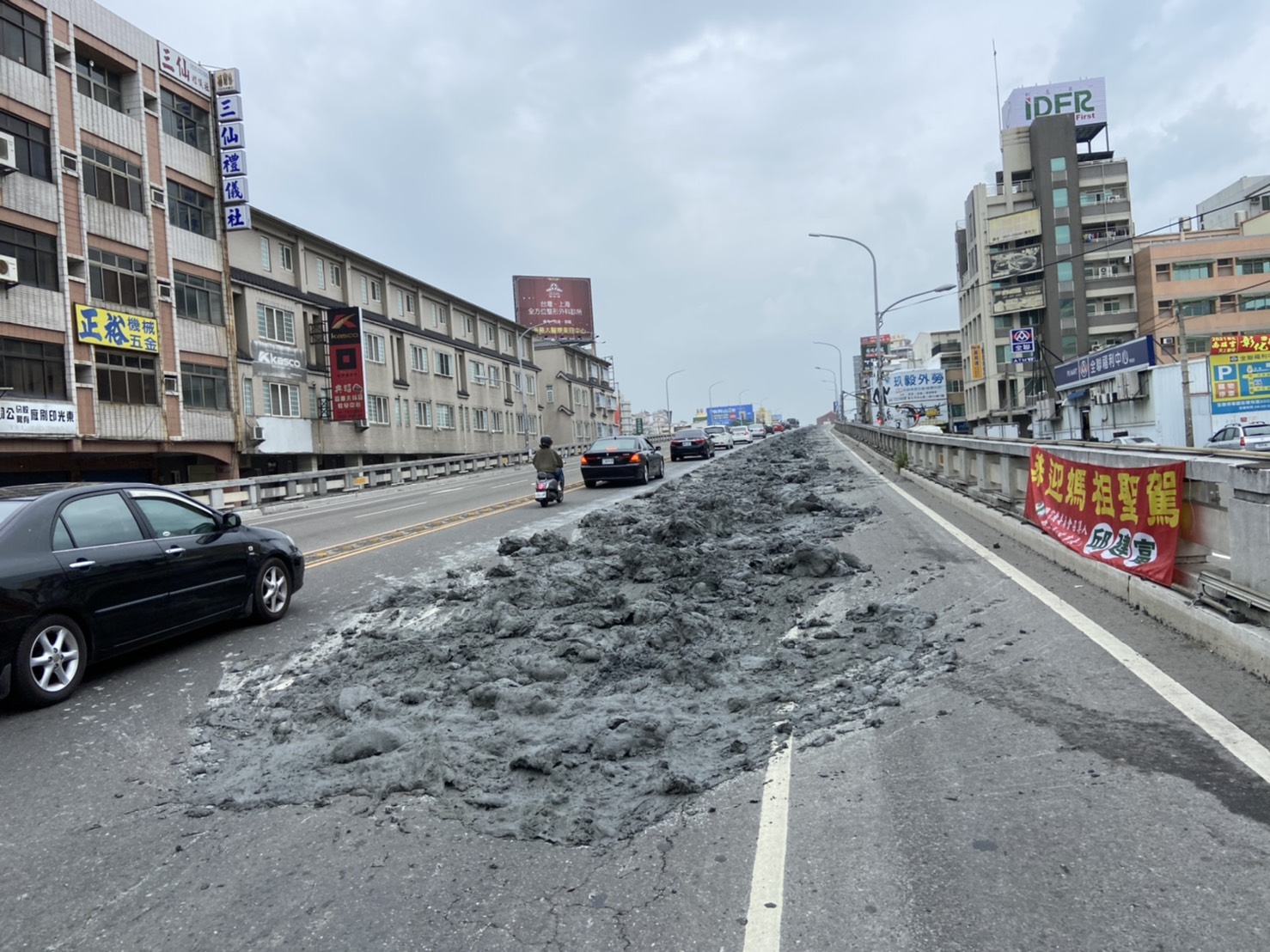 影／砂石車載運廢土竟沿路洩漏　彰市中央陸橋變成泥巴路 - https://www.watchmedia01.com