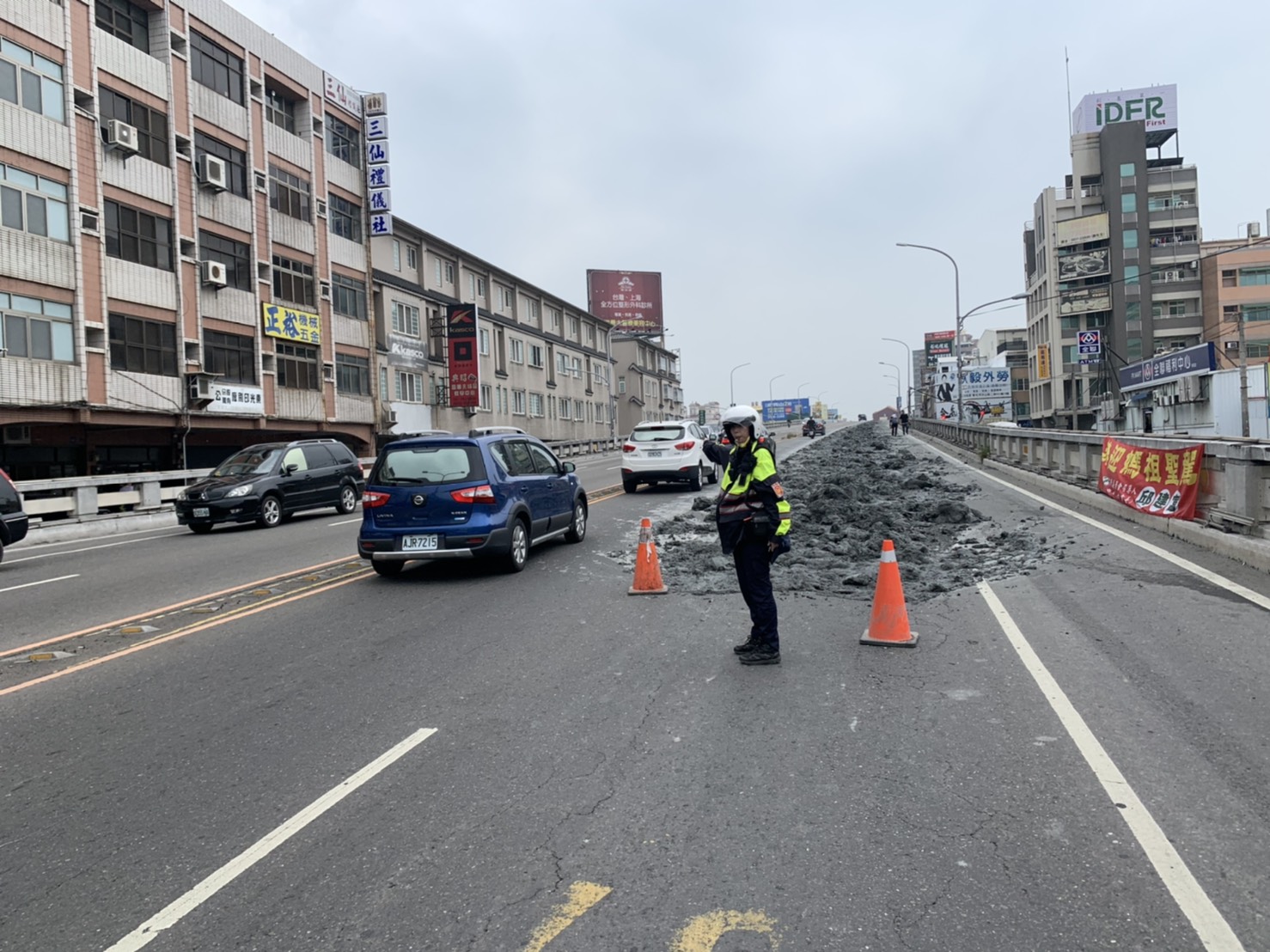 影／砂石車載運廢土竟沿路洩漏　彰市中央陸橋變成泥巴路 - https://www.watchmedia01.com