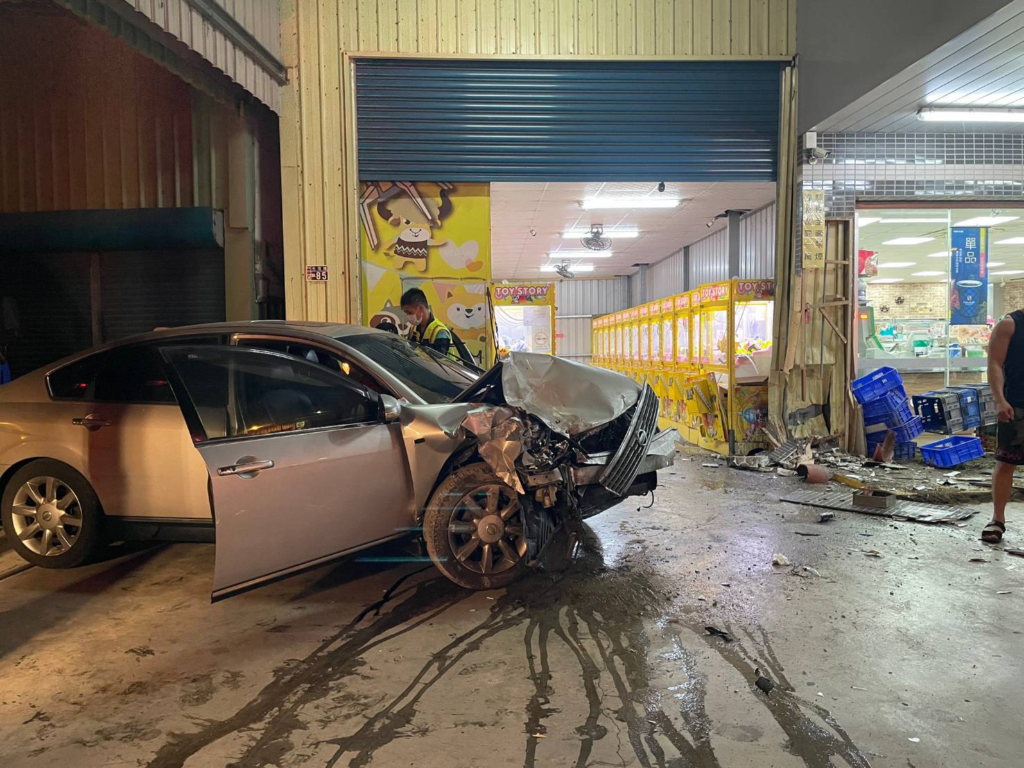 影／失控猛烈衝撞夾娃娃機店　轎車毀母子傷 - https://www.watchmedia01.com