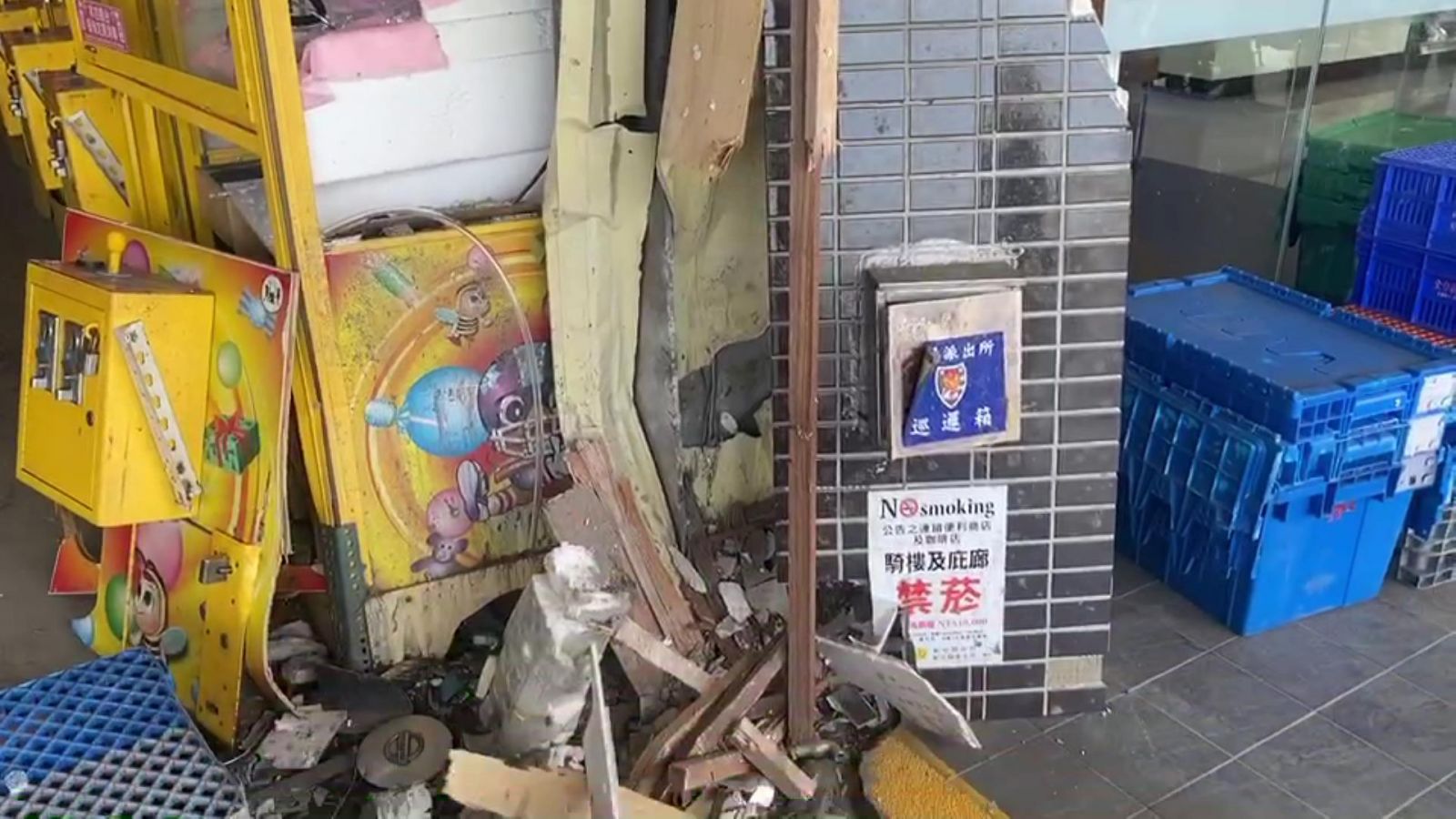 影／失控猛烈衝撞夾娃娃機店　轎車毀母子傷 - https://www.watchmedia01.com