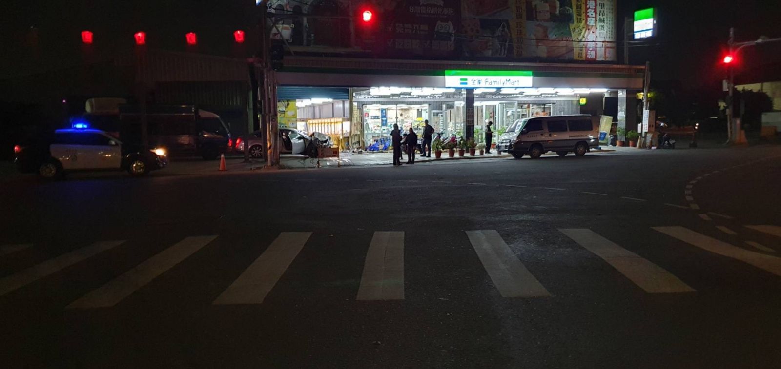 影／失控猛烈衝撞夾娃娃機店　轎車毀母子傷 - https://www.watchmedia01.com