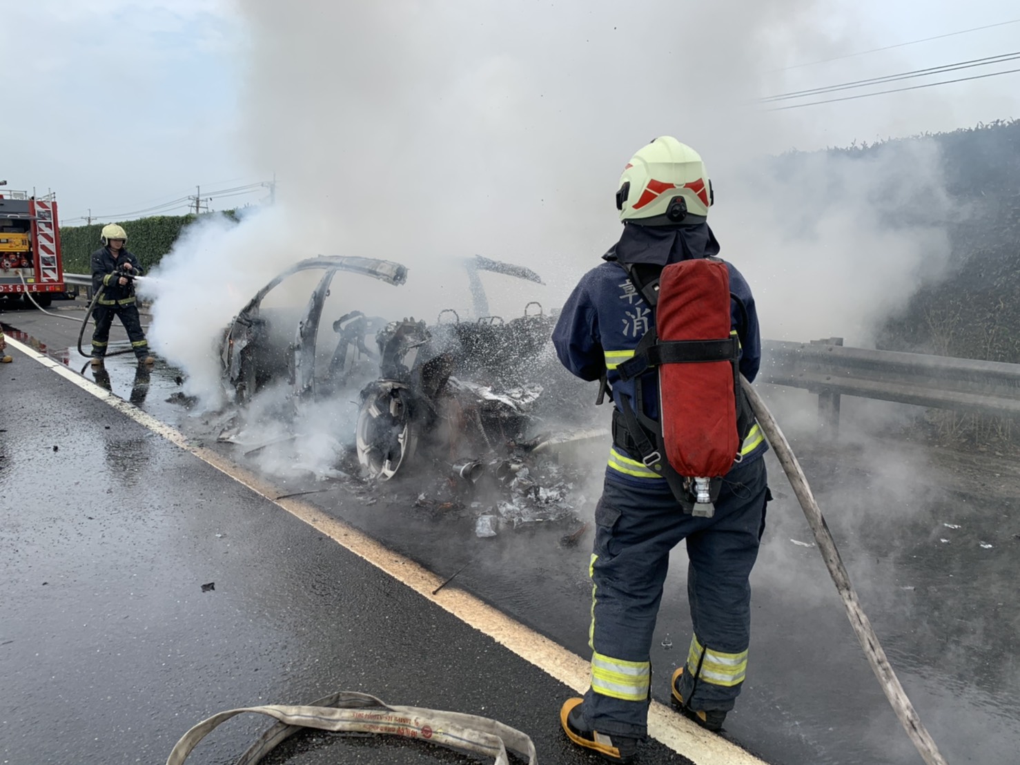 影／全球首輛SUV休旅車國道遇火劫　駕駛逃過一劫 - https://www.watchmedia01.com
