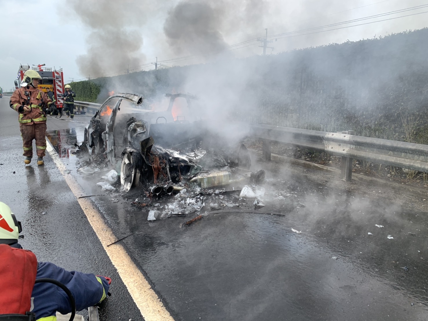 影／全球首輛SUV休旅車國道遇火劫　駕駛逃過一劫 - https://www.watchmedia01.com