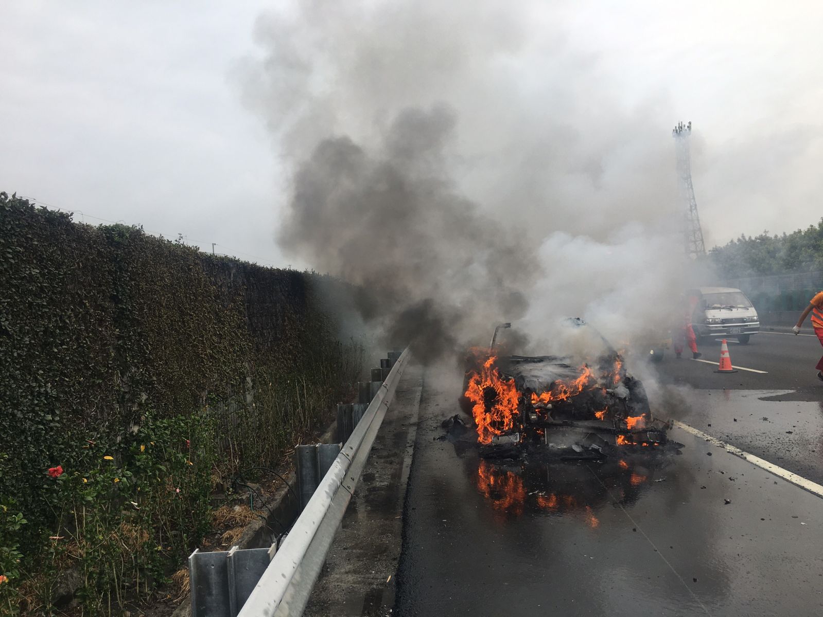 影／全球首輛SUV休旅車國道遇火劫　駕駛逃過一劫 - https://www.watchmedia01.com