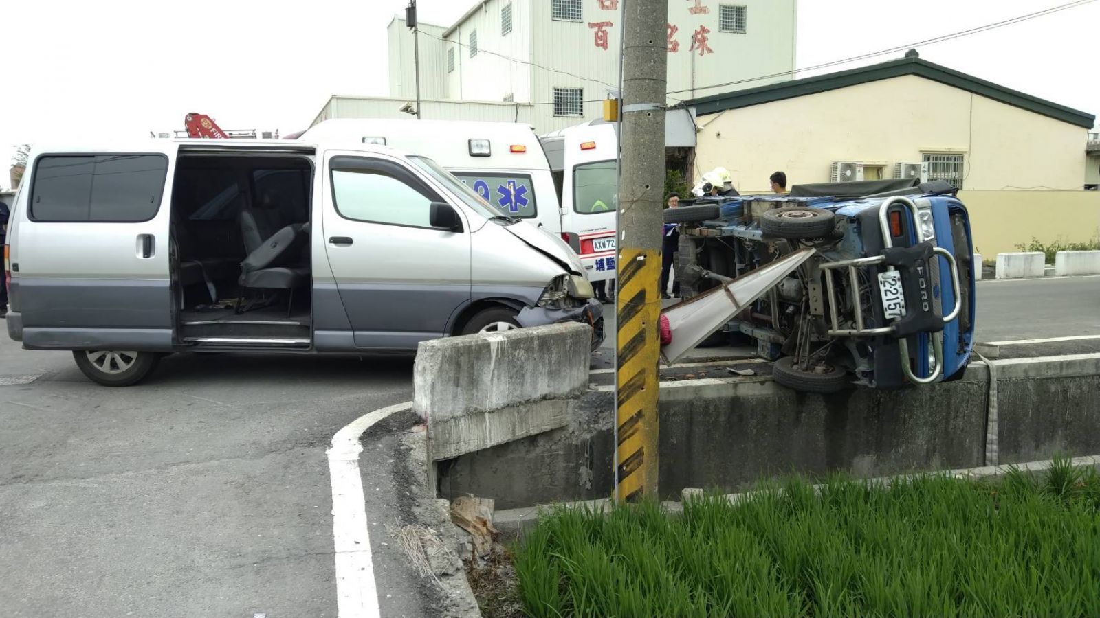 埔鹽鄉美語補習班娃娃車撞翻小貨車　造成3人受傷 - https://www.watchmedia01.com