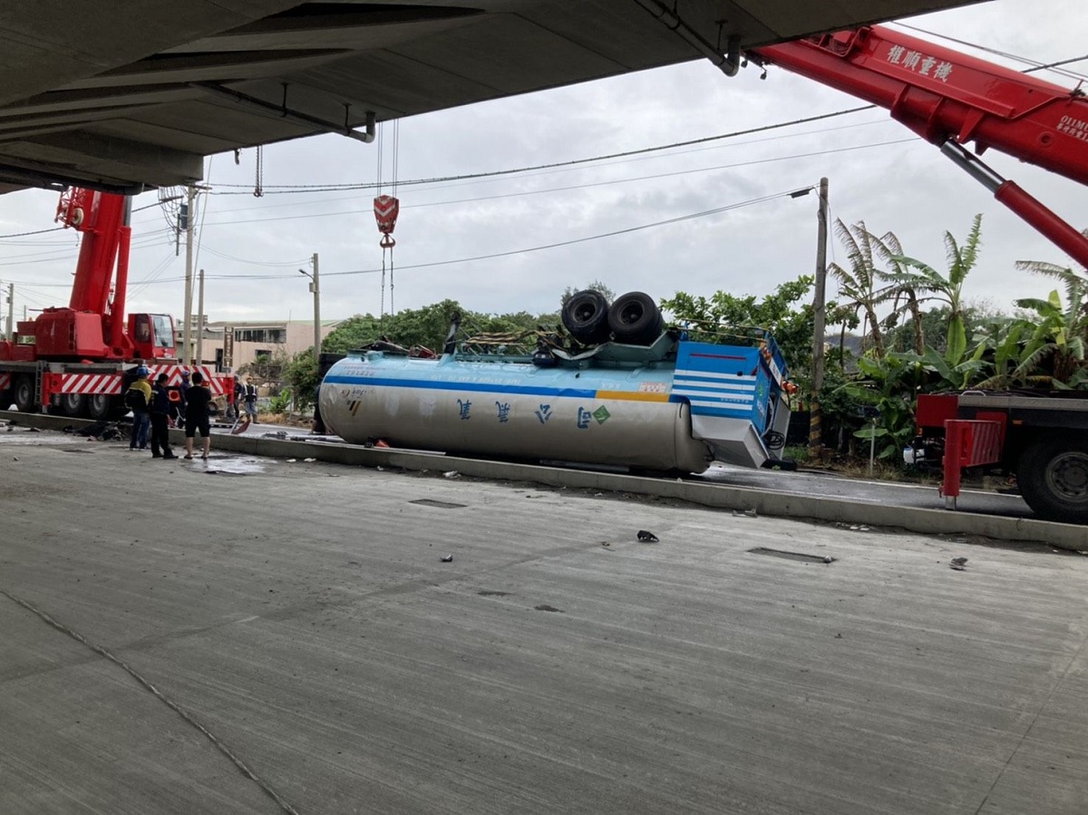 天雨路滑　油灌車翻覆台17線與雲4線路口 - https://www.watchmedia01.com