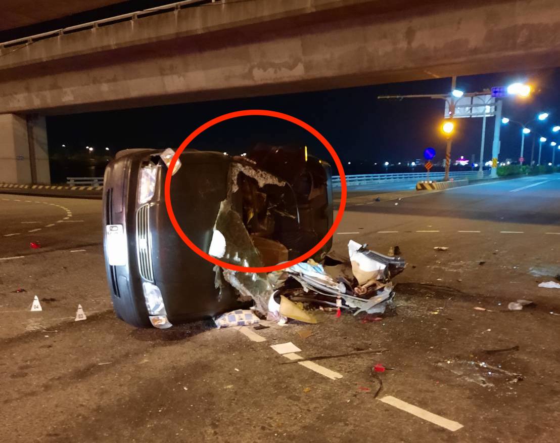 台17線自小客遭機車撞翻 女乘客受困車內傷重不治 - https://www.watchmedia01.com