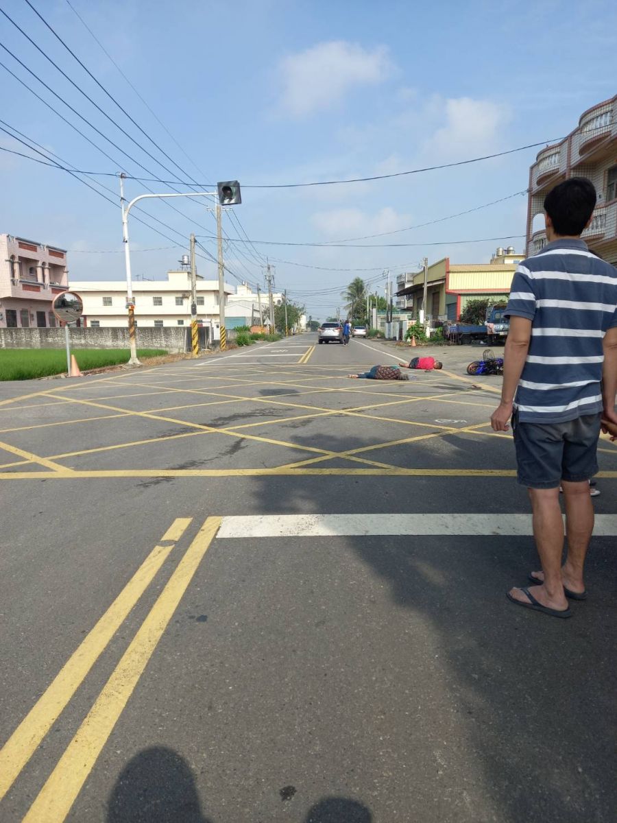 埔鹽鄉成功路汽車與電動機車擦撞車禍　釀二命危 - https://www.watchmedia01.com