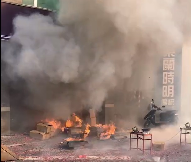 影／北港遶境「踩炮」引燃火警　服飾店內4大4小遭嗆傷送醫 - https://www.watchmedia01.com