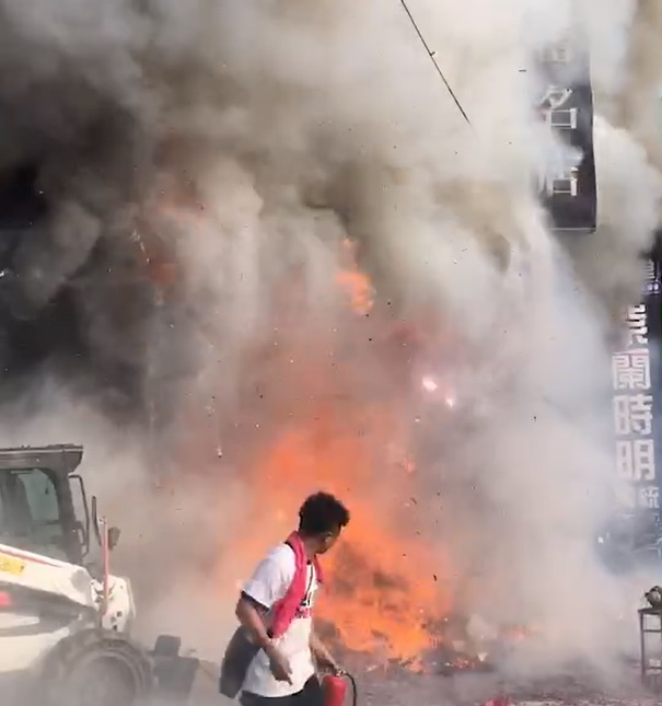 影／北港遶境「踩炮」引燃火警　服飾店內4大4小遭嗆傷送醫 - https://www.watchmedia01.com