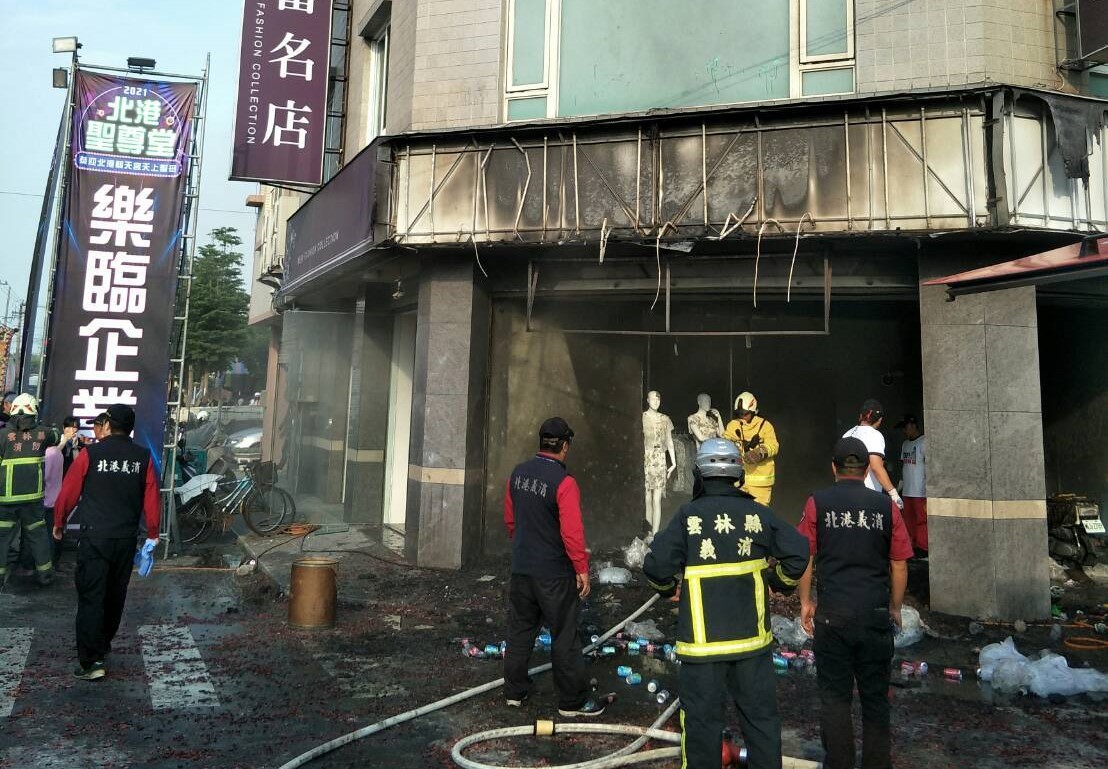 影／北港遶境「踩炮」引燃火警　服飾店內4大4小遭嗆傷送醫 - https://www.watchmedia01.com