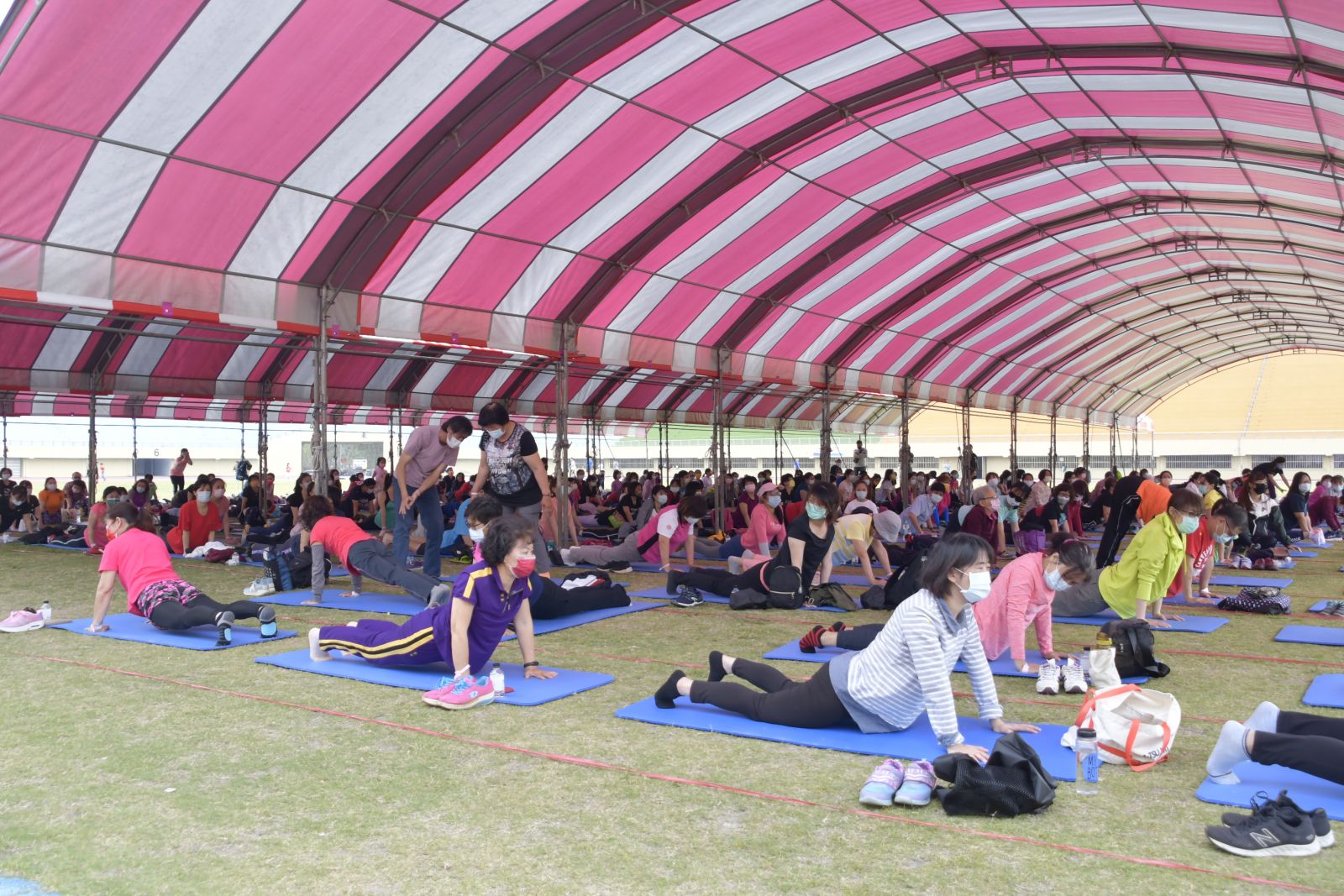 影／全年3000場運動i臺灣啟動　400位民眾彰化體育場做瑜珈 - https://www.watchmedia01.com