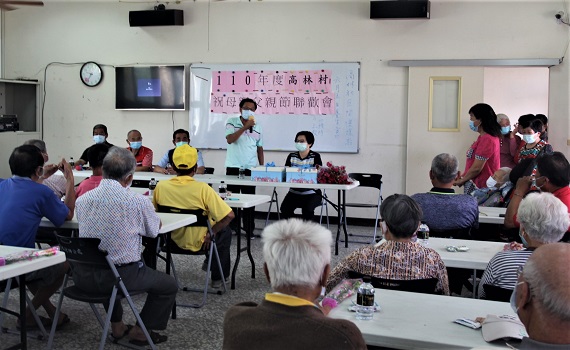 古坑高林村自辦慶祝母親節 阿公阿嬤人手一株康乃馨 - https://www.watchmedia01.com