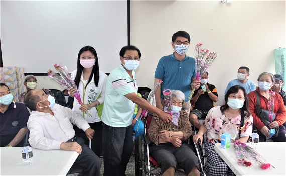 古坑高林村自辦慶祝母親節 阿公阿嬤人手一株康乃馨 - https://www.watchmedia01.com