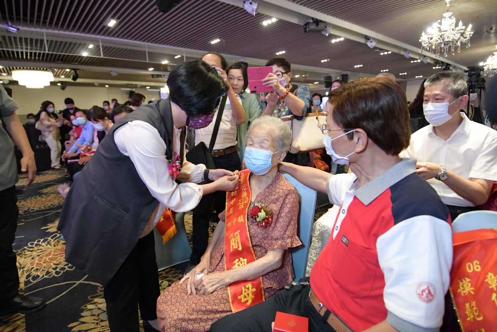 影／阿母ㄟ手　彰化縣長王惠美表揚38位模範母親 - https://www.watchmedia01.com