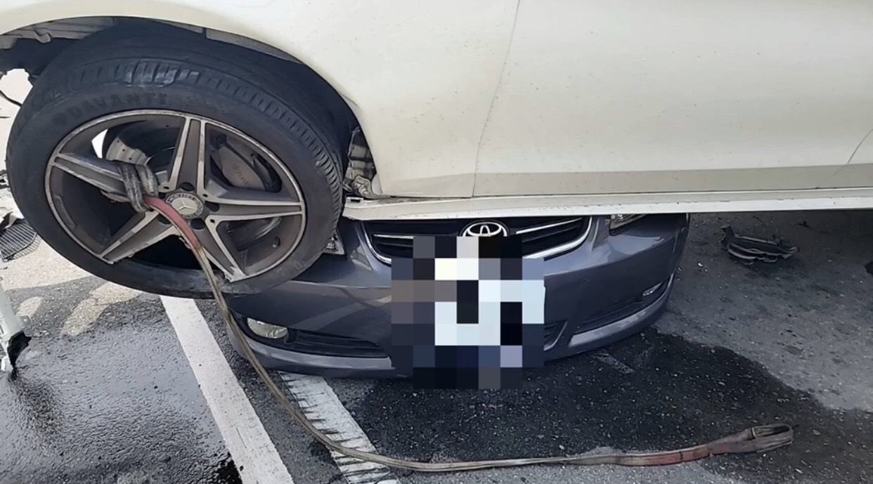 影／酒駕惹禍！賓士「騎上」黑色轎車釀二傷車都壓扁了 - https://www.watchmedia01.com