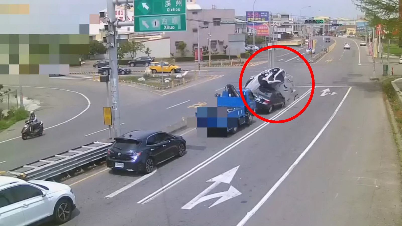影／酒駕惹禍！賓士「騎上」黑色轎車釀二傷車都壓扁了 - https://www.watchmedia01.com