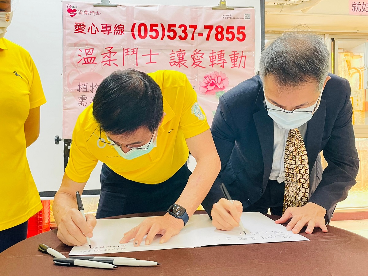 雲科大領袖班生攜100公分巨型康乃馨　為創世溫柔鬥士慶母親佳節 - https://www.watchmedia01.com